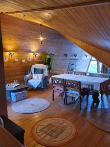 ein großes Wohnzimmer mit einem Tisch und einem Sofa in der Unterkunft Casa Tisaru in Lepşa