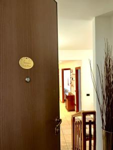 uma porta com um sinal numa sala em Perla house em Abbadia Lariana