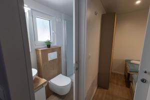 Koupelna v ubytování Adriakamp Mobilehome - Camp Soline + 37 fotografií