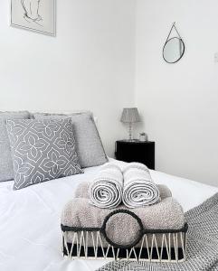 利物浦的住宿－3 Bedroom House near Liverpool Football Stadium，卧室配有一张白色的床,床上有毯子