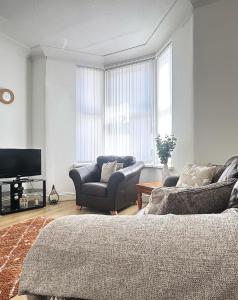 利物浦的住宿－3 Bedroom House near Liverpool Football Stadium，带沙发和电视的客厅