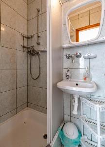 y baño con lavabo y ducha. en Pokoje u Chmielaków - Huba, en Maniowy