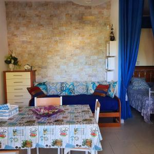 ein Wohnzimmer mit einem Tisch und einem Sofa in der Unterkunft Salento - A Casa di Lilli in Porto Cesareo