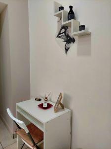 Habitación con escritorio blanco y silla en NapoliDream Bed and Breakfast, en Nápoles