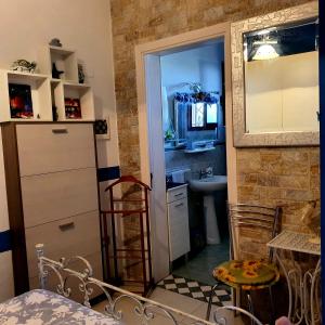 eine kleine Küche mit einem Waschbecken und einer Tür in der Unterkunft Salento - A Casa di Lilli in Porto Cesareo