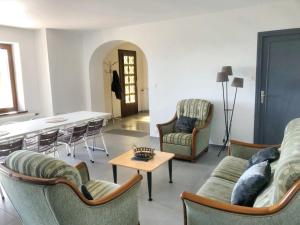 Zona de estar de Maison de 2 chambres avec jardin amenage et wifi a Saint Etienne des Oullieres