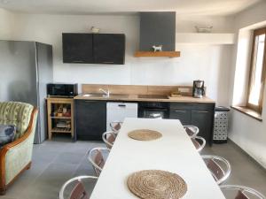 Una cocina o zona de cocina en Maison de 2 chambres avec jardin amenage et wifi a Saint Etienne des Oullieres