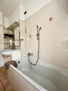 uma casa de banho com uma banheira e um lavatório em Perla house em Abbadia Lariana