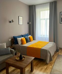 sypialnia z dużym łóżkiem i kanapą w obiekcie Fiesta Apartment on Franka 2BR-6P w Lwowie