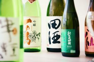青森市にある椿館のテーブルの上に置かれた4本のワイン