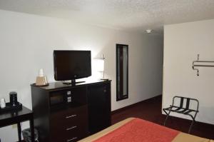 A television and/or entertainment centre at Super 8 by Wyndham Ames