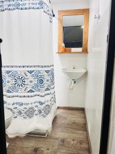 La salle de bains est pourvue d'un rideau de douche et d'un lavabo. dans l'établissement Studio Chic Skyview, à Puyo