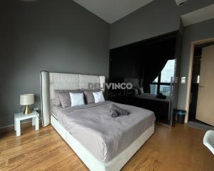 吉隆坡的住宿－The Luxe Junior Suite - 3pax unblock KL City View，一间卧室设有一张大床和一个大窗户