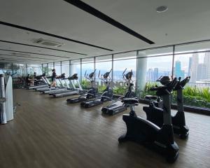 吉隆坡的住宿－The Luxe Junior Suite - 3pax unblock KL City View，健身房,有排跑步机和锻炼的人