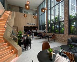吉隆坡的住宿－The Luxe Junior Suite - 3pax unblock KL City View，餐厅设有楼梯和桌椅