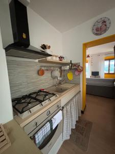 een keuken met een fornuis en een spoelbak bij Casa Zoe in Ameno