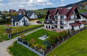 una vista aérea de una casa con una valla en Pokoje u Chmielaków - Huba, en Maniowy