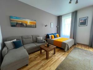 salon z łóżkiem i kanapą w obiekcie Fiesta Apartment on Franka 2BR-6P w Lwowie