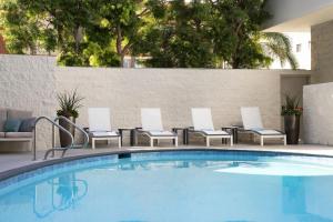 a large swimming pool with chairs at Courtyard by Marriott Long Beach Downtown in Long Beach