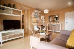 ein Wohnzimmer mit Couch und Flachbildfernseher in der Unterkunft Casa Coral Ivan Luxury Homes 9ªPlta Sur 1ªLinea in Oropesa del Mar