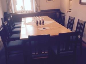 a dining room table with chairs and a large wooden table at Zur Dorfschänke DEGGENDORF Ferienwohnung,Apartment, Hotelzimmer in Deggendorf