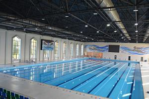 una gran piscina con piscina en Arena Sport Hotel en Quba