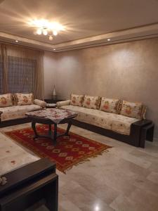 een woonkamer met banken en een salontafel bij Nouaceur Garden Airport Casablanca in Nouaseur