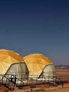 瓦迪拉姆的住宿－Rise Camp Wadi Rum，沙漠中三个圆顶