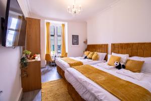 - une chambre avec deux lits avec un animal farci assis sur eux dans l'établissement Luxurious Apartments on Oxford Street, à Londres