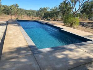 uma piscina no meio de um quintal em Gorge View Bush Retreat : Katherine NT em Katherine