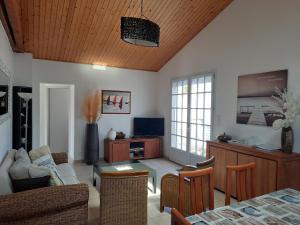 una sala de estar con un sofá y una mesa en VILLA PRIVEE A 300M DE LA PLAGE, en Saint Gilles Croix de vie