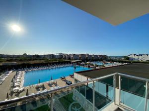 vistas a la piscina desde el balcón de un edificio en Carpediem Diamond Hotel, en Karasu