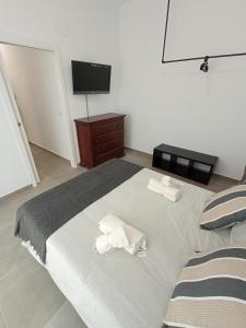 um quarto com uma cama com toalhas em Lofts Vial Norte em Córdoba