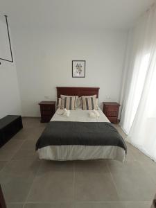 um quarto com uma cama grande e duas mesas de cabeceira em Lofts Vial Norte em Córdoba