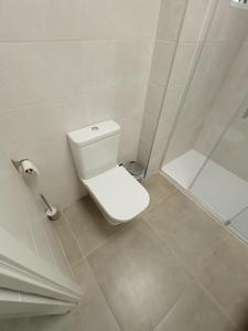 uma casa de banho branca com um WC e um chuveiro em Lofts Vial Norte em Córdoba