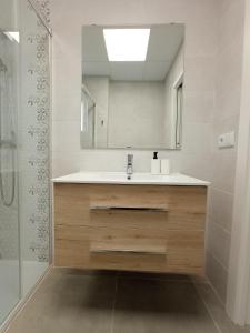 uma casa de banho com um lavatório e um espelho em Lofts Vial Norte em Córdoba