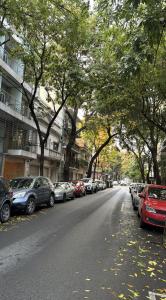 una calle con coches estacionados al costado de la carretera en 2 ambientes moderno y muy bien ubicado en Buenos Aires