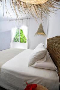 um quarto com uma cama branca e uma janela em Zahora Beach Room em Zahora