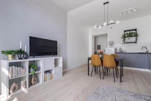 salon ze stołem jadalnym i kuchnią w obiekcie SPACIOUS & quiet Apt - Old Town & Kazimierz w Krakowie