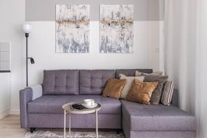 salon z szarą kanapą i stołem w obiekcie SPACIOUS & quiet Apt - Old Town & Kazimierz w Krakowie