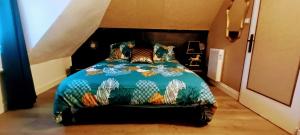 サン・ヴァレリー・シュル・ソンムにあるGite de la Baie des Phoquesのベッドルーム1室(青い掛け布団付きのベッド1台付)
