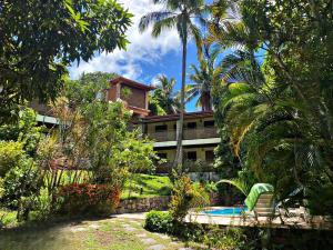 um resort com piscina e palmeiras em Pousada Barracuda Pipa em Pipa