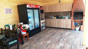 - un réfrigérateur à coca cola dans une cuisine avec un comptoir dans l'établissement Casa SOL, à Turda