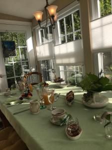 uma mesa de jantar com uma toalha de mesa verde em Sweet Dreams Bed and Breakfast Cutchogue em Cutchogue