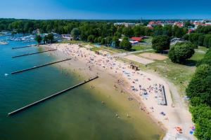 een luchtzicht op een strand met mensen in het water bij Apartament Pasaż, 2 Sypialnie i Salon, Centrum in Giżycko