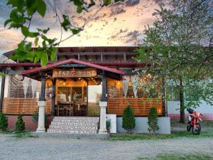 a restaurant with a motorcycle parked in front of it at Han Pizza&Pasta in Domneşti