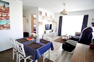 eine Küche und ein Wohnzimmer mit einem Tisch und einem Wohnzimmer in der Unterkunft Relaxing Coresi Place in Braşov