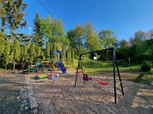 Plac zabaw dla dzieci w obiekcie Apartamenty Salamandra