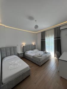 um quarto com 2 camas e um sofá em Vila Melina em Ksamil