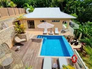 an overhead view of a swimming pool in front of a house at Hotel Le Duc de Praslin in Baie Sainte Anne